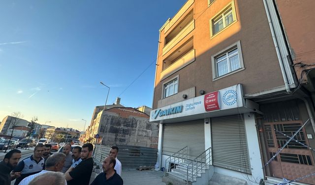 Arnavutköy'de yan tarafındaki inşaat çalışması sırasında kayma meydana gelen 4 katlı bina tahliye edildi