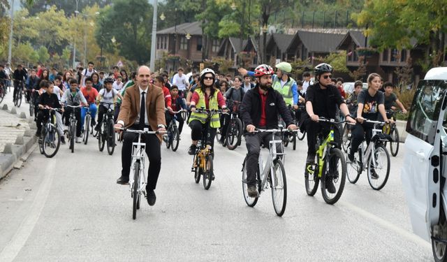 Bilecik Valisi Aygöl, "Avrupa Hareketlilik Haftası" etkinliğinde çocuklarla pedal çevirdi