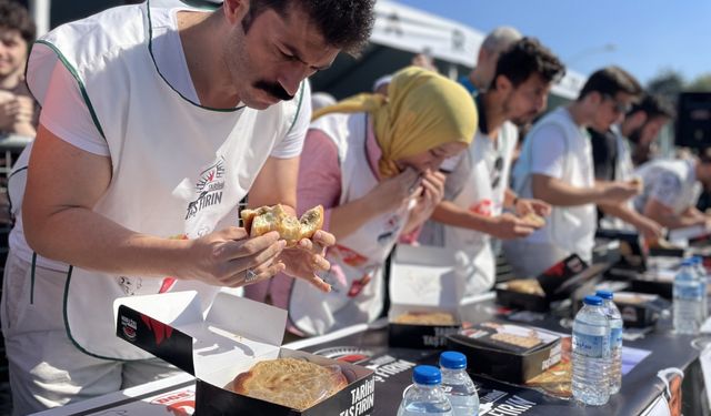 Bursa Gastronomi Festivali'nde "tahanlı pide" yeme yarışması düzenlendi