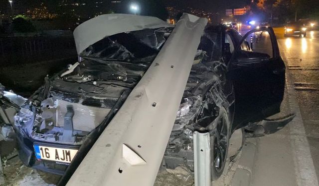 Bursa'da bariyerlere çarptıktan sonra otomobili terk eden sürücü aranıyor