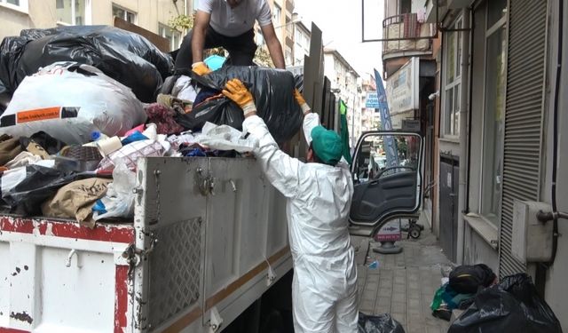 Bursa'da kötü koku yayılan evden 3 kamyon atık çıktı