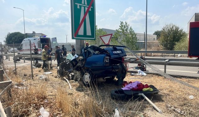 Bursa'da yön levhası direğine çarpan otomobilin sürücüsü öldü