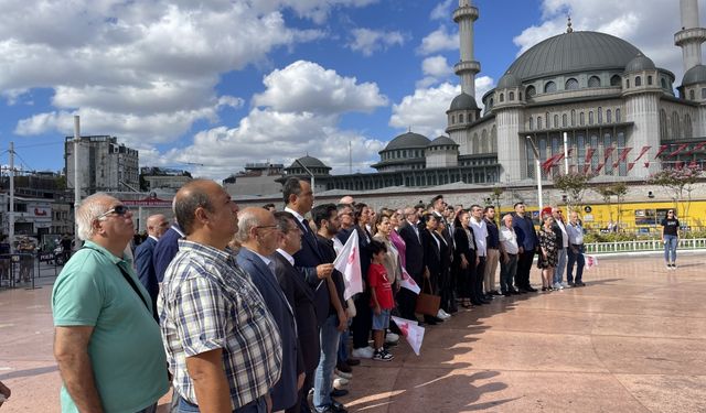 CHP'den Taksim Cumhuriyet Anıtı'na 100. yıl çelengi