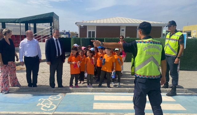 Edirne'de jandarma ekiplerinden ilkokul öğrencilerine trafik eğitimi