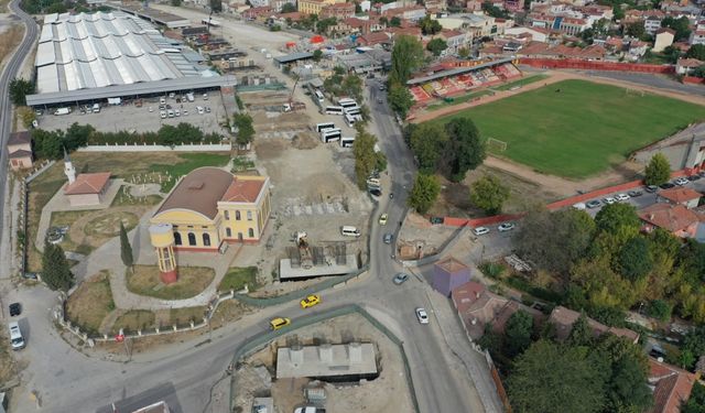 Edirne'de yol ortasındaki "tarihi çeşmenin" taşınması çalışmaları devam ediyor