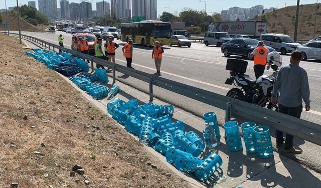 Eyüpsultan'da kazaya karışan kamyondan düşen damacanalar trafiği aksattı