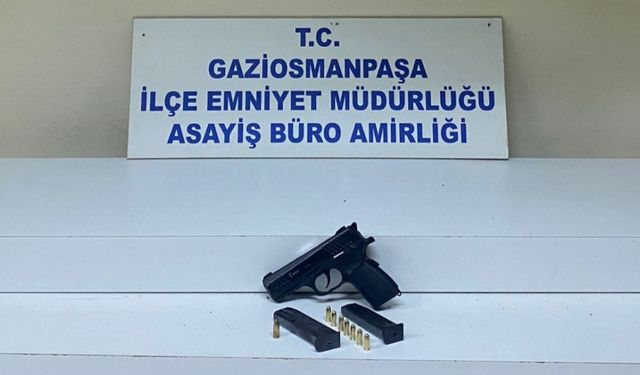 Gaziosmanpaşa'da yoldan geçenlere silah doğrultan 2 zanlı yakalandı