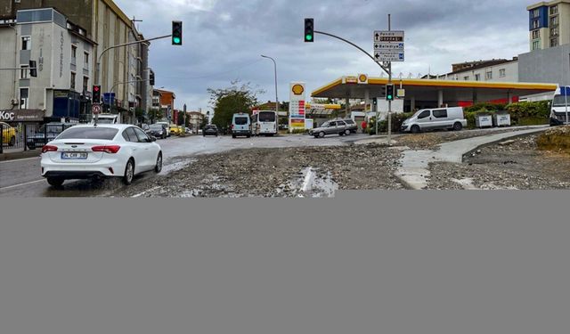 İstanbul'un bazı bölgelerinde sağanak su baskınlarına neden oldu