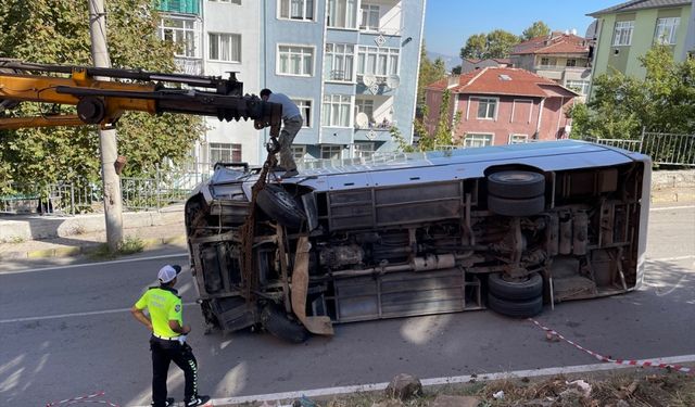 Kocaeli'de işçi servis aracının çarptığı anne ve kızı öldü, 6 kişi yaralandı