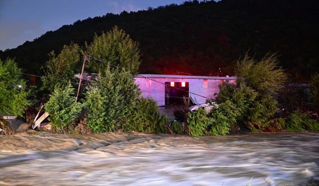 Arnavutköy'de su basan iki atölyede mahsur kalan işçiler kurtarıldı