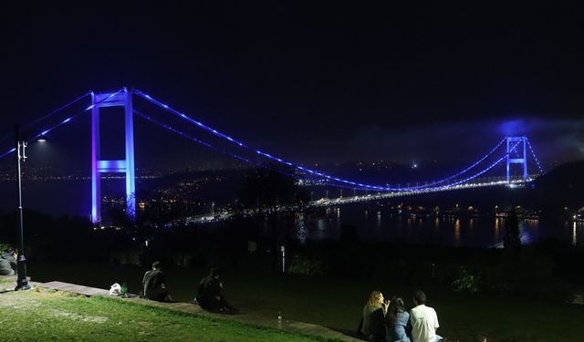 İstanbul'daki iki köprü Dünya Denizcilik Günü için ışıklandırıldı