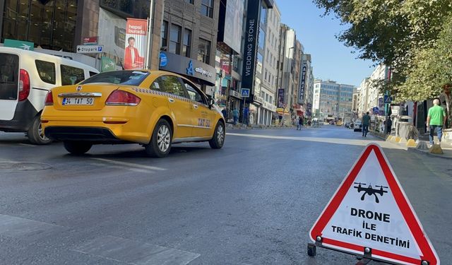 Kadıköy'de yayalara yol vermeyen sürücülere ceza kesildi