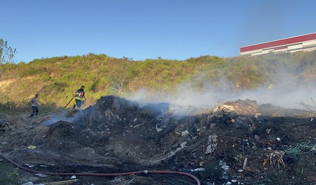 Kocaeli'de atıkların bulunduğu alandaki yangın söndürüldü