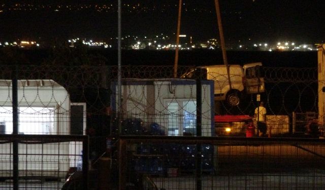 Kocaeli'de feribot iskelesinde denize düşen hafif ticari aracın sürücüsü yaralandı