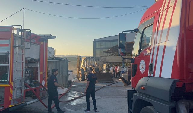 Kocaeli'de geri dönüşüm tesisindeki yangın söndürüldü