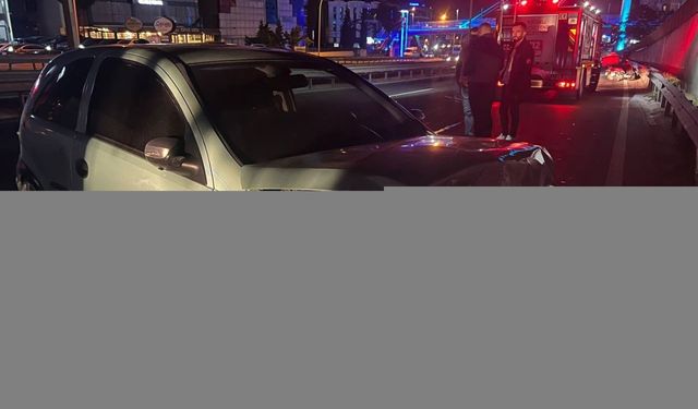 Kocaeli'de hafif ticari araçla çarpışan otomobilin sürücüsü yaralandı