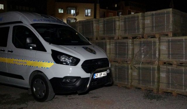 Kocaeli'de inşaat malzemeleri satılan iş yerinde çıkan yangın söndürüldü