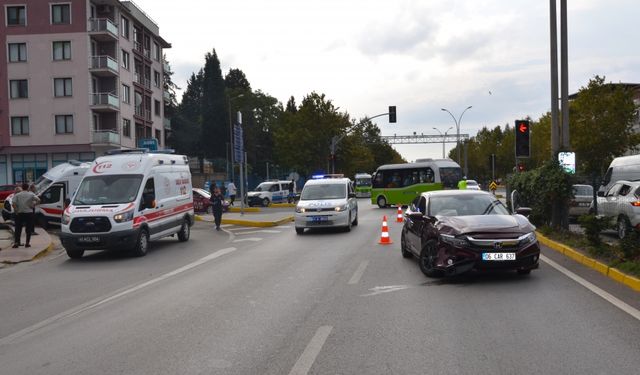 Kocaeli'de otomobille çarpışan ambulanstaki hasta ile sağlık görevlisi yaralandı