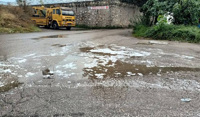 Kocaeli'de sağanak sonrası caddede köpük oluştu