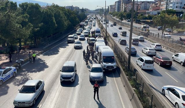 Kocaeli'de zincirleme trafik kazasında 5 polis memuru yaralandı