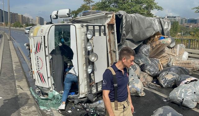 Küçükçekmece'de kamyonetin devrilmesi sonucu 2 kişi yaralandı