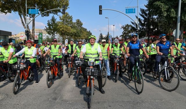 Sakarya'da Avrupa Hareketlilik Haftası kapsamında bisikletle şehir turu yapıldı