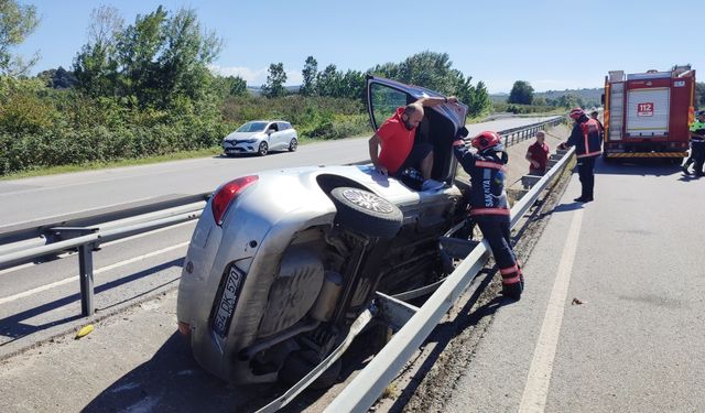 Sakarya'da bariyere çarparak yağmur kanalına devrilen otomobilin sürücüsü yaralandı