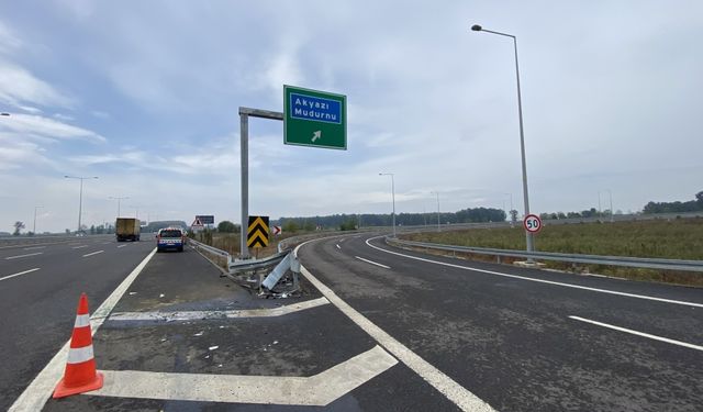 Sakarya'da hafif ticari araç kaza yapan otomobile çarptı, akraba sürücüler yaralandı