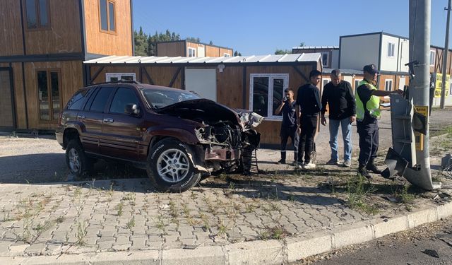 Sakarya'da sinyalizasyon direğine çarpan cipin sürücüsü kazayı yara almadan atlattı