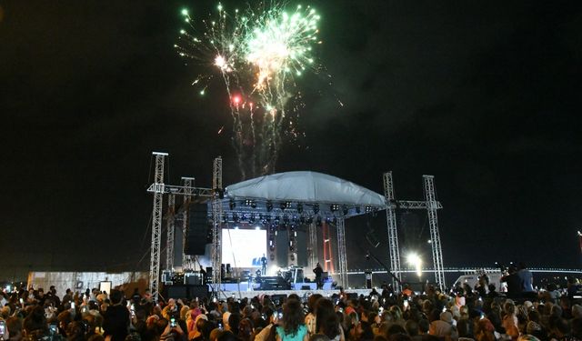 Şarkıcı İrem Derici Çanakkale'de konser verdi