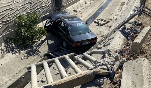 Sultanbeyli'de kanala düşen otomobilin sürücüsü kazayı yara almadan atlattı