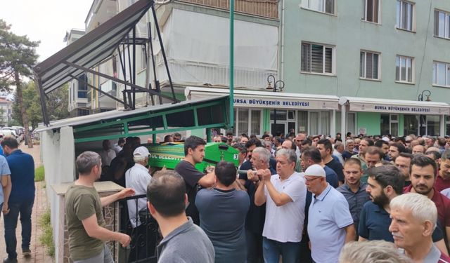 Tedavi gördüğü hastanede yaşamını yitiren acil tıp teknisyeni Bursa'da toprağa verildi