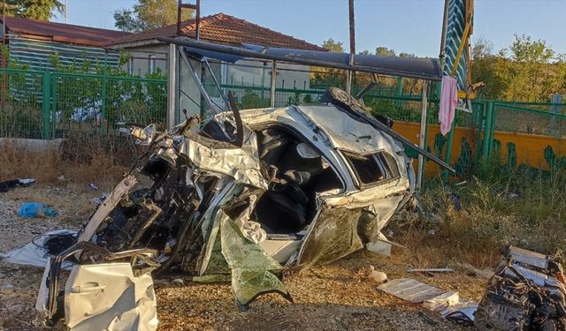 Tekirdağ'da otomobilin durağa çarptığı kazada 1 kişi öldü, 1 kişi ağır yaralandı