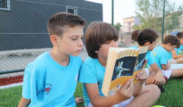 Tekirdağ'da yaz spor okuluna katılan öğrenciler kitap okuma alışkanlığını sahada kazanıyor