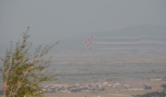 "Türk Yıldızları" Balıkesir'in kurtuluş yıl dönümü dolayısıyla gösteri uçuşu yaptı