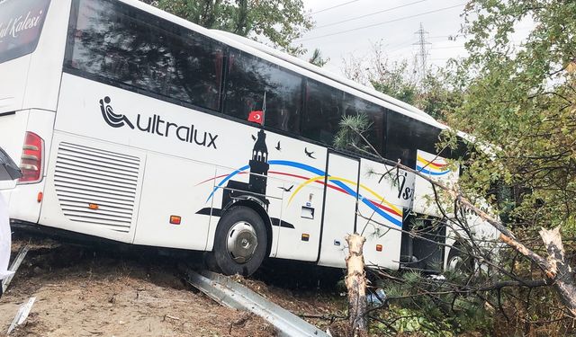 Bursa'da Yoldan Çıkan Otobüs, 2 Yolcuyu Yaraladı