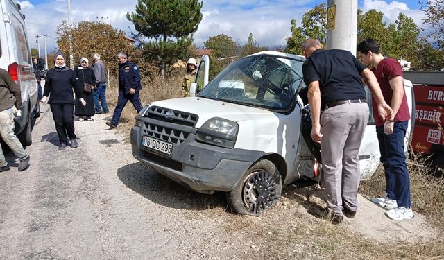 Keles'te Beton Direğe Çarpan Sürücü ve Annesi Hayatını Kaybetti