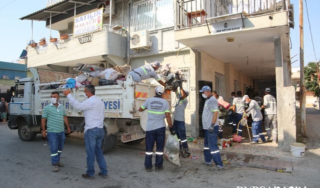 Seyhan'da Atık Dolu Evden 2 Kamyon Çöp Temizlendi