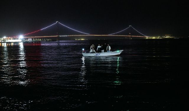 1915 Çanakkale Köprüsü Türk bayrağının renkleriyle aydınlatıldı