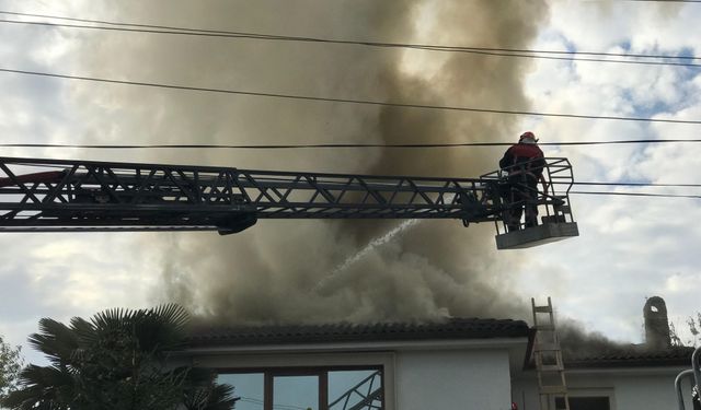 Akyazı'da evin çatısı yangında kullanılamaz hale geldi