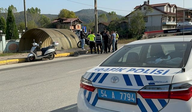 Akyazı'da kamyonetle çarpışan motosikletin sürücüsü yaralandı