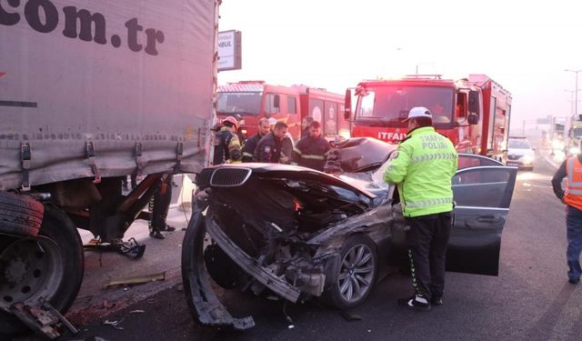 Anadolu Otoyolu'nda tırla çarpışan otomobildeki 1 kişi öldü, 2 kişi yaralandı