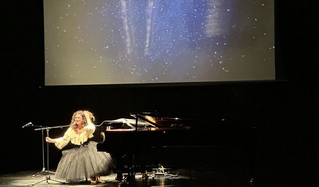 Anjelika Akbar, yeni albümünün gala konserinde müzikseverlerle buluştu