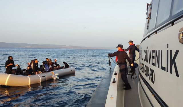 Ayvalık açıklarında geri itilen bottaki 34 düzensiz göçmen kurtarıldı