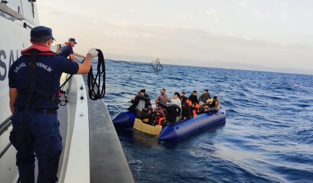 Ayvalık açıklarında lastik botlardaki 108 düzensiz göçmen kurtarıldı