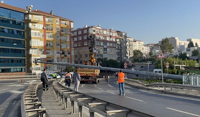 Bahçelievler'de yoldan çıkan İETT otobüsü aydınlatma direğine çarptı