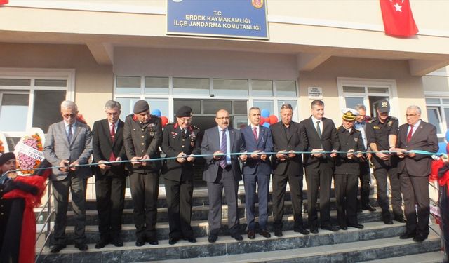 Balıkesir Valisi Ustaoğlu, Gönen ve Erdek'te jandarma komutanlığı binalarının açılışına katıldı