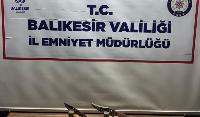 Balıkesir'de park halindeki araçtan hırsızlık yapan şüpheli yakalandı