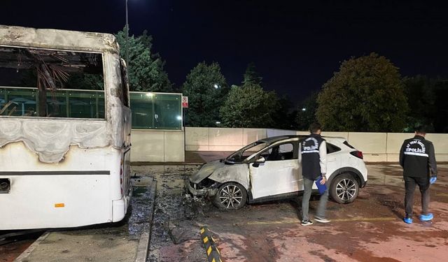 Bayrampaşa'da İSPARK otoparkındaki iki araç yandı