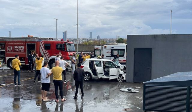 Beylikdüzü'nde otoparkın duvarına çarpan otomobilin sürücüsü yaralandı